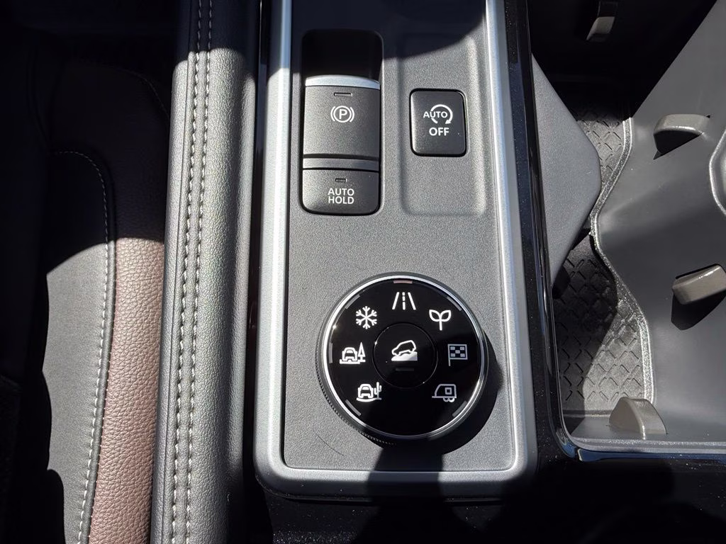 2026 Everest White Pearl/Black Nissan Pathfinder Platinum 4X4 SUV