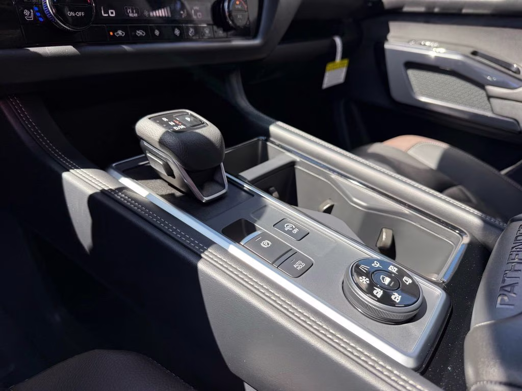 2026 Everest White Pearl/Black Nissan Pathfinder Platinum 4X4 SUV