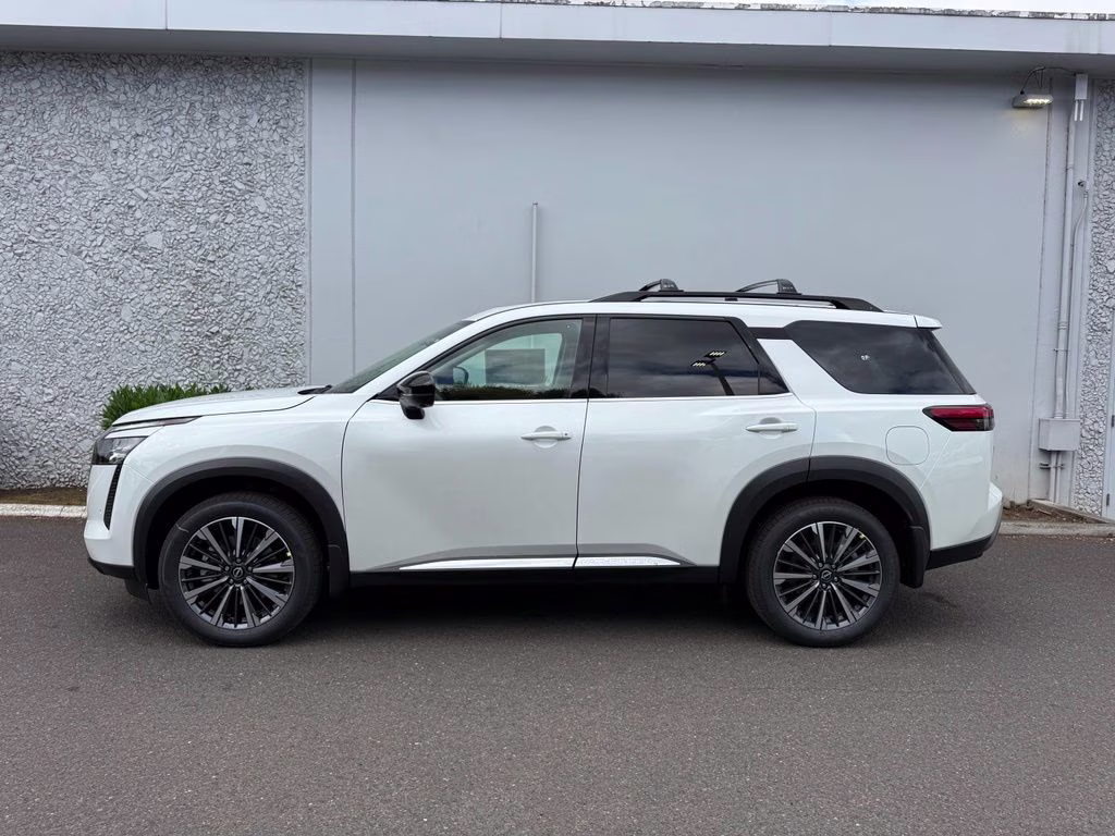 2026 Everest White Pearl/Black Nissan Pathfinder Platinum 4X4 SUV