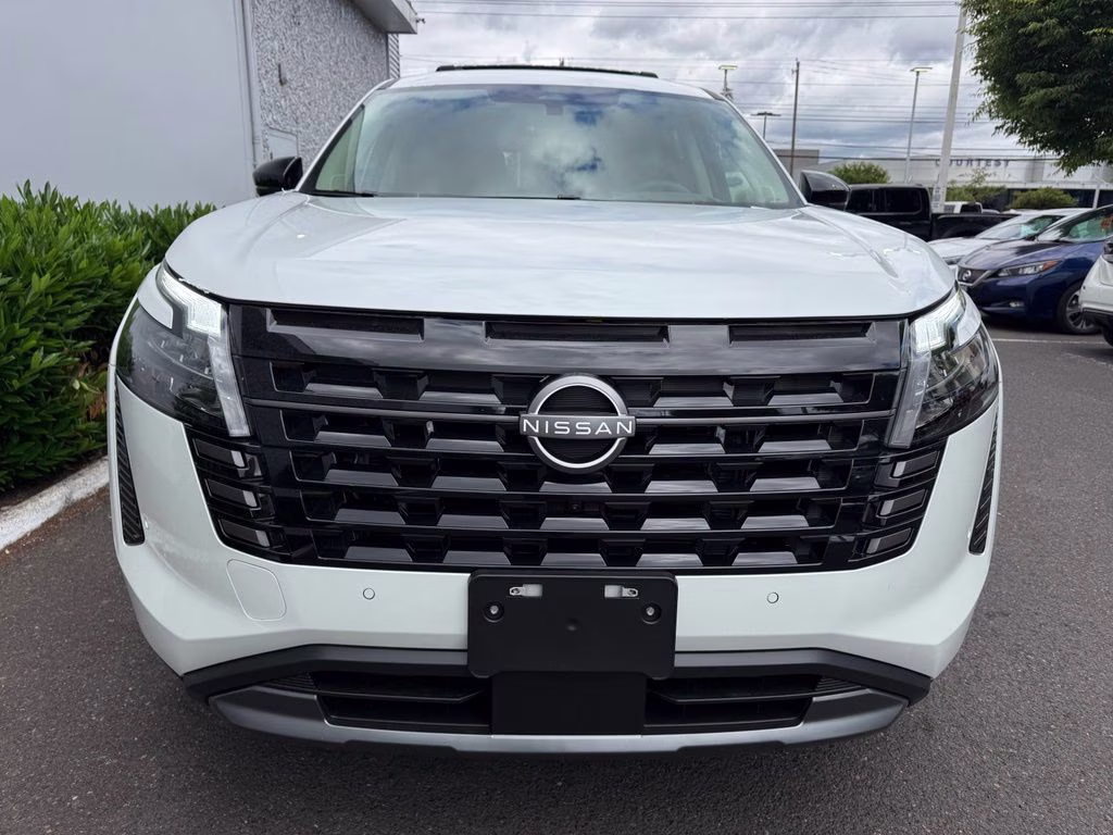 2026 Everest White Pearl/Black Nissan Pathfinder Platinum 4X4 SUV