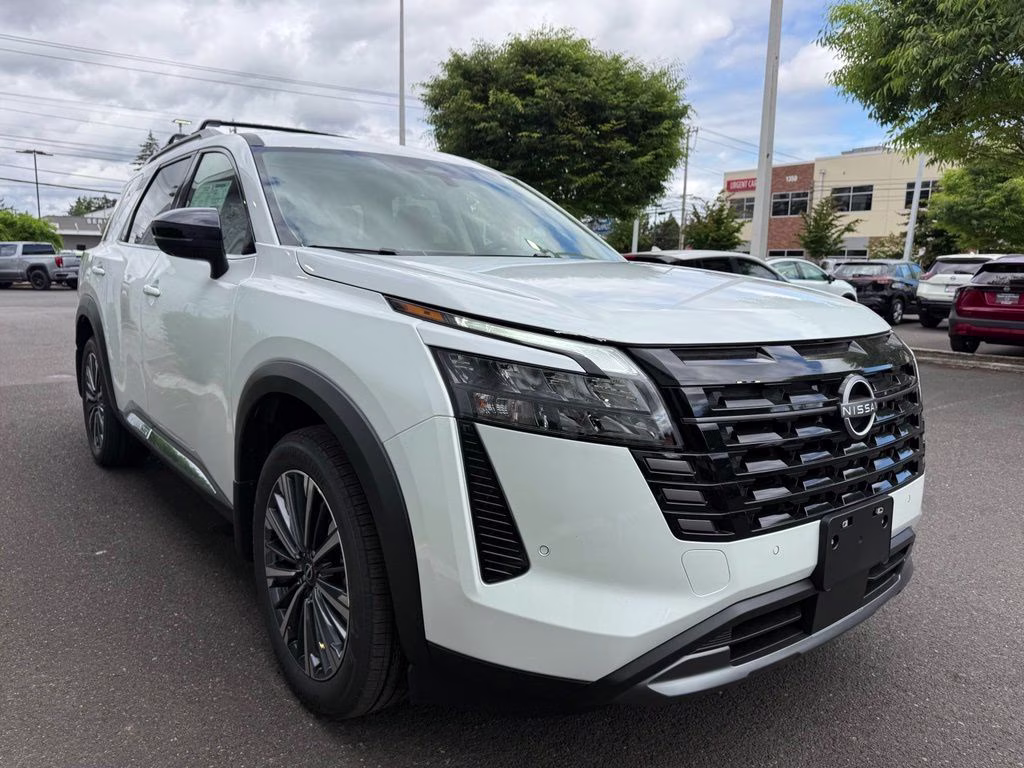 2026 Everest White Pearl/Black Nissan Pathfinder Platinum 4X4 SUV