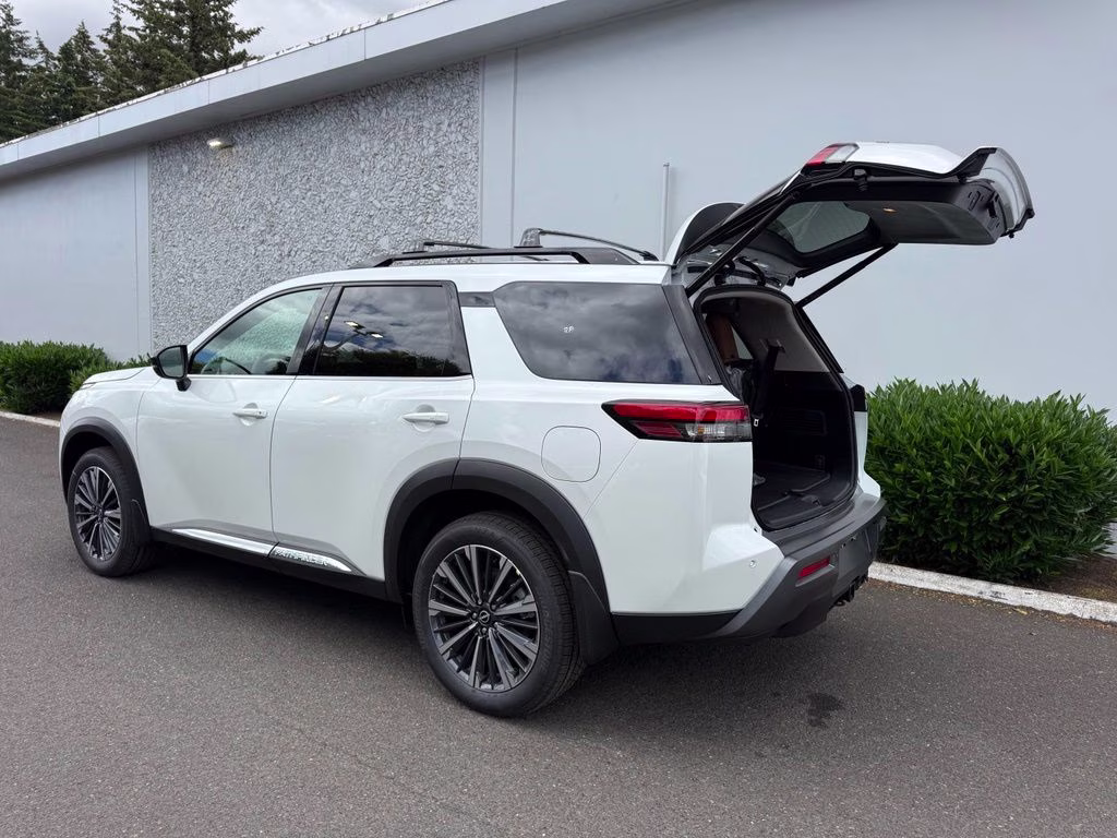 2026 Everest White Pearl/Black Nissan Pathfinder Platinum 4X4 SUV