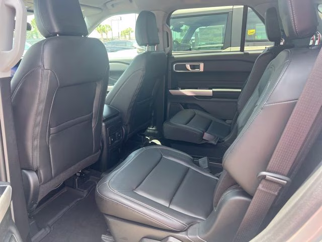 2023 Iconic Silver Metallic Ford Explorer XLT RWD SUV