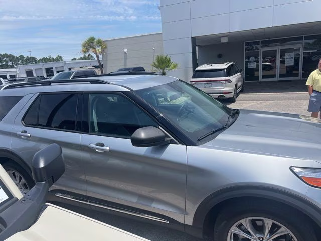 2023 Iconic Silver Metallic Ford Explorer XLT RWD SUV