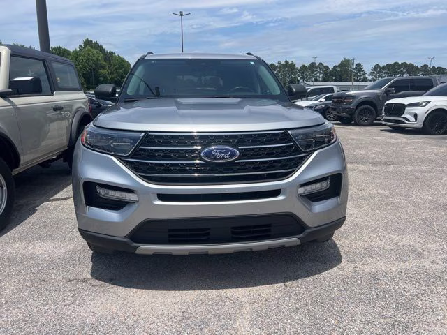 2023 Iconic Silver Metallic Ford Explorer XLT RWD SUV