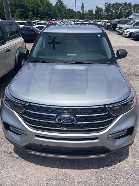 2023 Iconic Silver Metallic Ford Explorer XLT RWD SUV