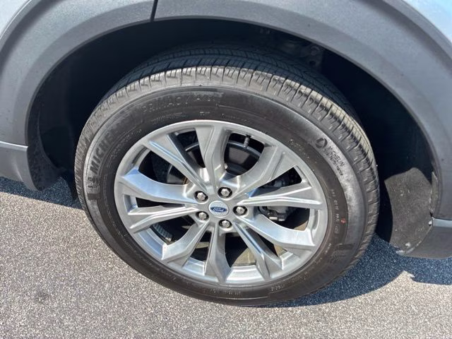 2023 Silver Metallic Ford Explorer XLT RWD SUV
