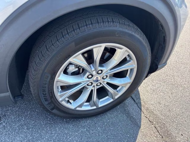 2023 Silver Metallic Ford Explorer XLT RWD SUV