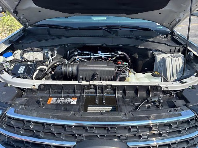 2023 Silver Metallic Ford Explorer XLT RWD SUV