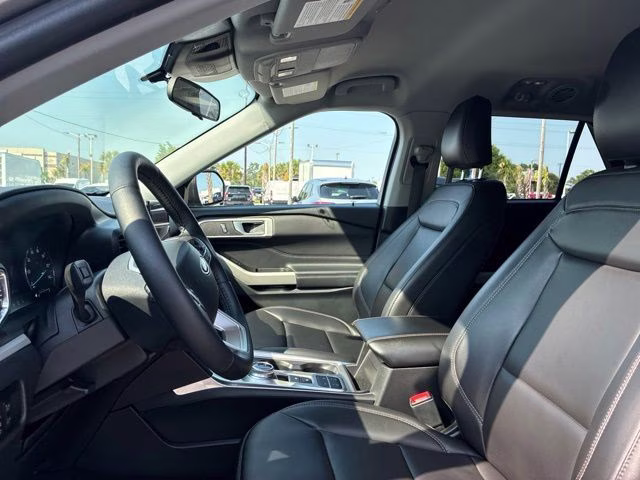 2023 Silver Metallic Ford Explorer XLT RWD SUV
