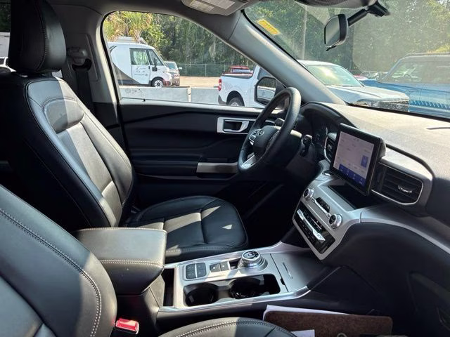 2023 Silver Metallic Ford Explorer XLT RWD SUV