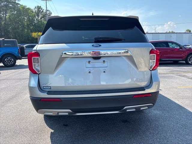 2023 Silver Metallic Ford Explorer XLT RWD SUV