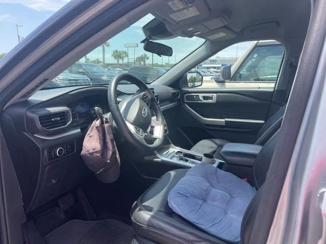 2023 Iconic Silver Metallic Ford Explorer XLT RWD SUV