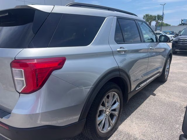 2023 Iconic Silver Metallic Ford Explorer XLT RWD SUV