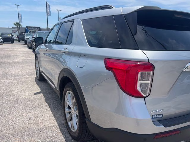 2023 Iconic Silver Metallic Ford Explorer XLT RWD SUV