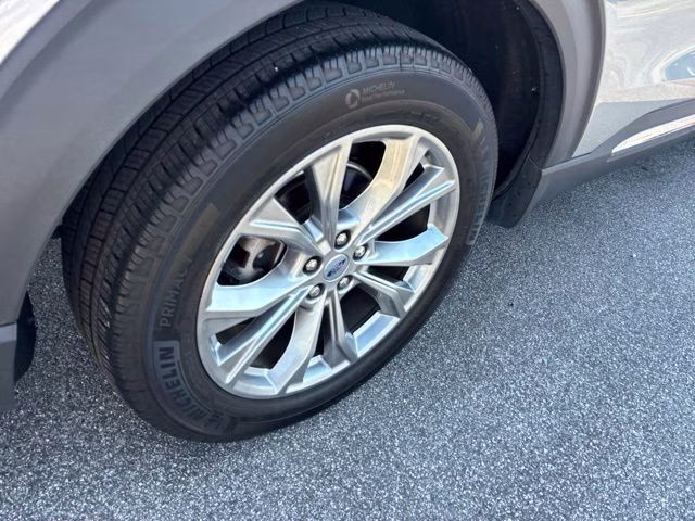 2023 Silver Metallic Ford Explorer XLT RWD SUV