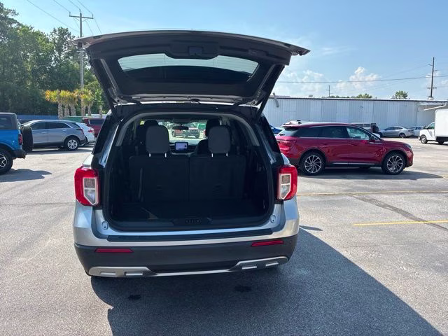 2023 Silver Metallic Ford Explorer XLT RWD SUV