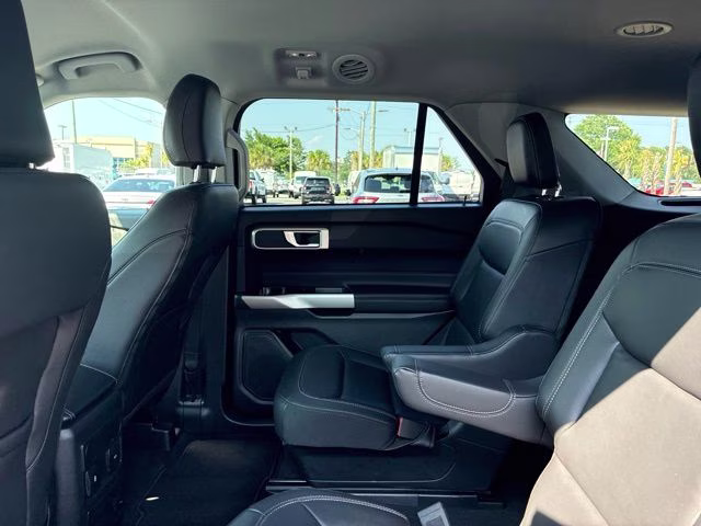 2023 Silver Metallic Ford Explorer XLT RWD SUV