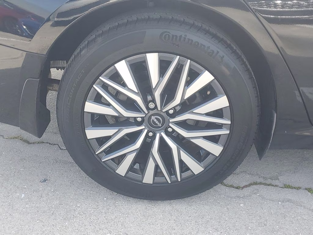 2023 Super Black Clearcoat Nissan Altima 2.5 SV FWD Sedan