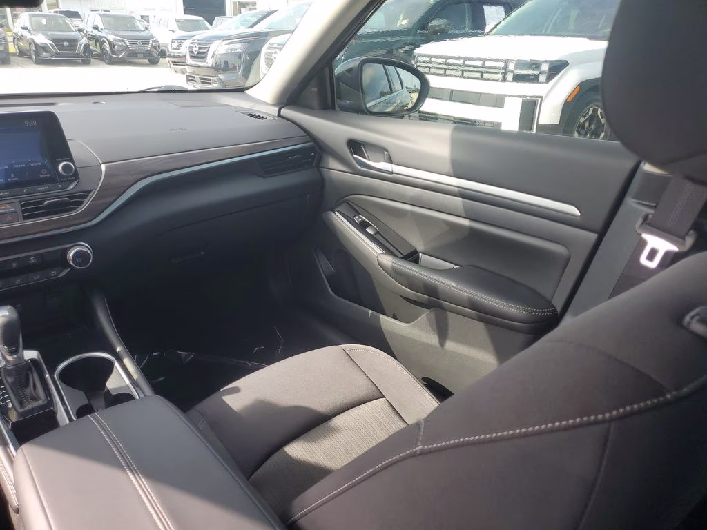 2023 Super Black Clearcoat Nissan Altima 2.5 SV FWD Sedan