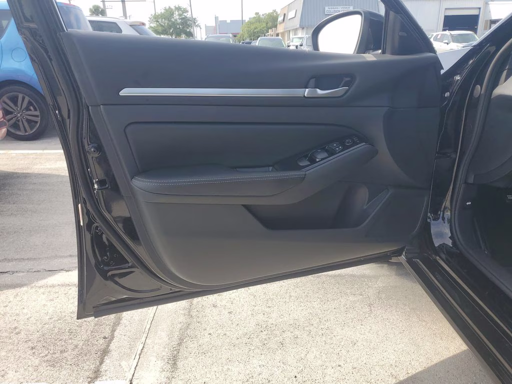 2023 Super Black Clearcoat Nissan Altima 2.5 SV FWD Sedan