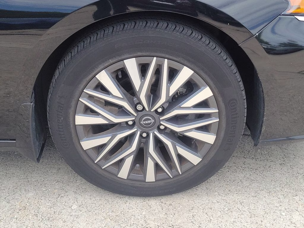 2023 Super Black Clearcoat Nissan Altima 2.5 SV FWD Sedan