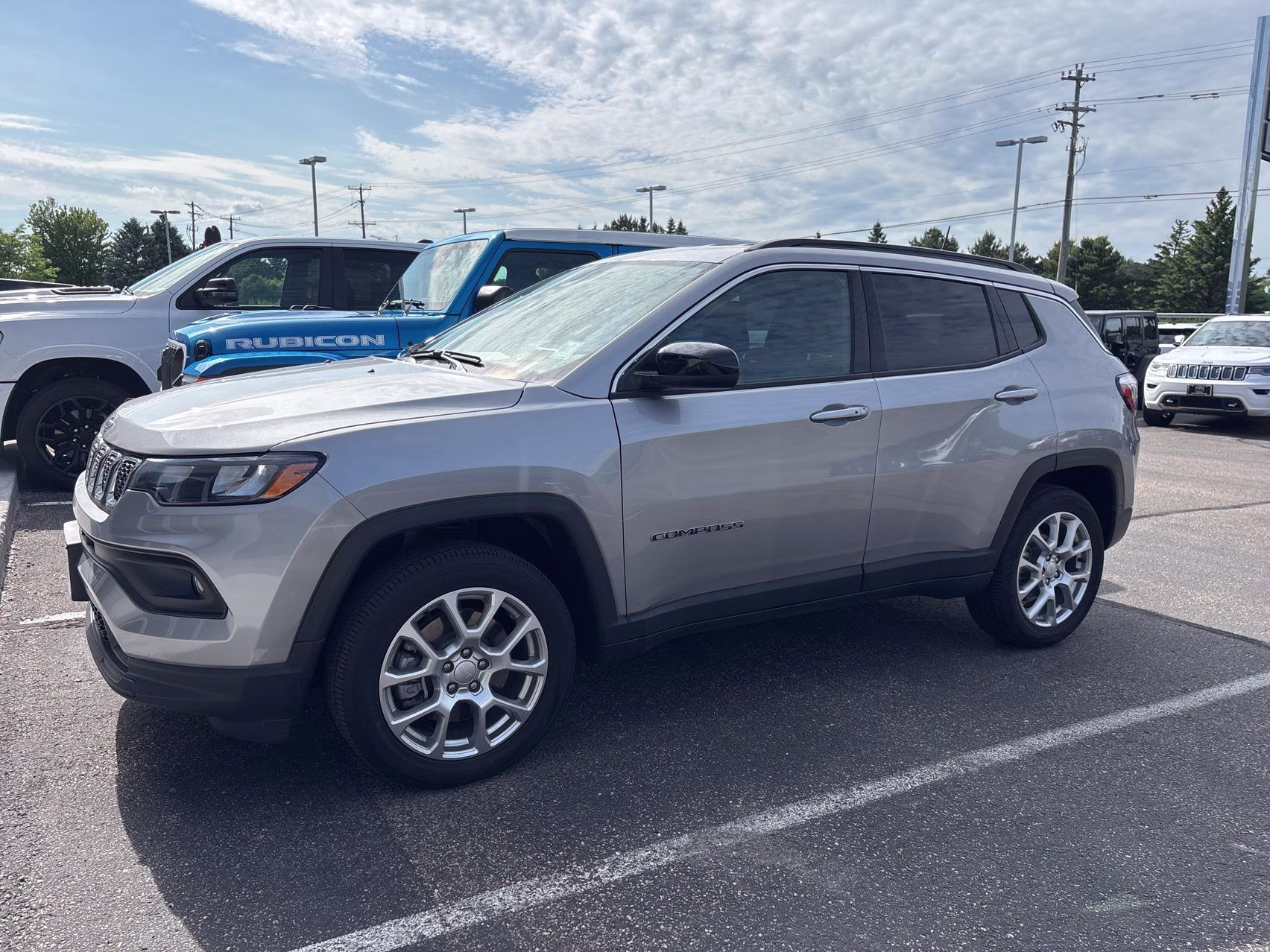 2023 Billet Silver Metallic Clearcoat Jeep Compass Latitude Lux 4X4 SUV