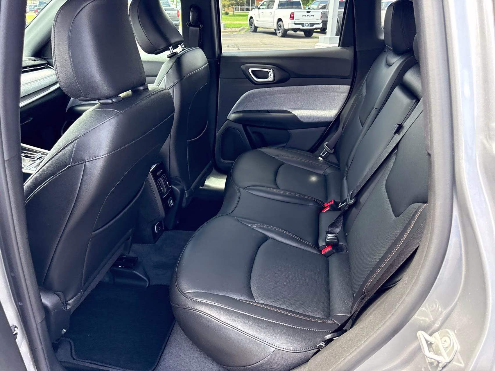 2023 Billet Silver Metallic Clearcoat Jeep Compass Latitude Lux 4X4 SUV