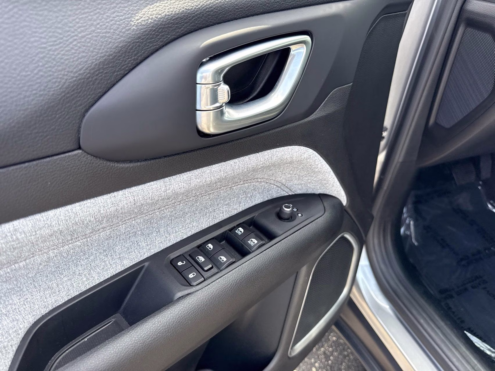 2023 Billet Silver Metallic Clearcoat Jeep Compass Latitude Lux 4X4 SUV
