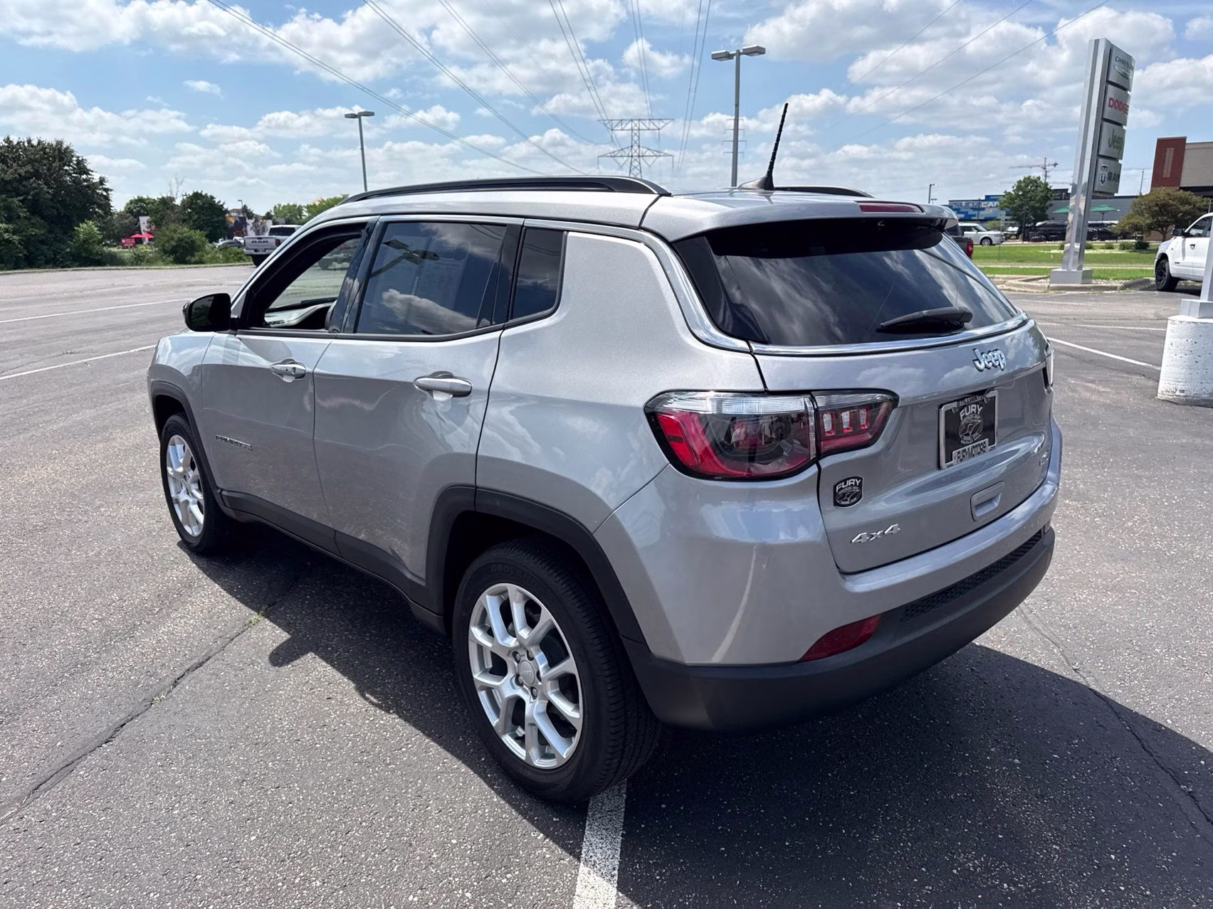 2023 Billet Silver Metallic Clearcoat Jeep Compass Latitude Lux 4X4 SUV