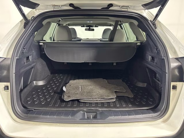 2023 Crystal White Pearl Subaru Outback Premium AWD SUV