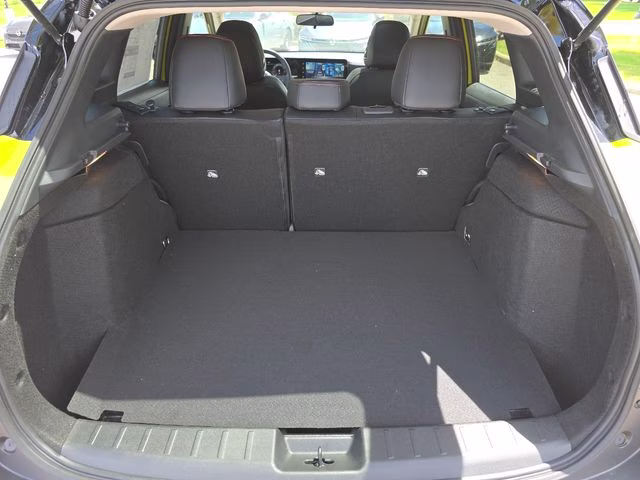2026 Yuzu Yellow/Super Black Nissan Kicks SR AWD SUV