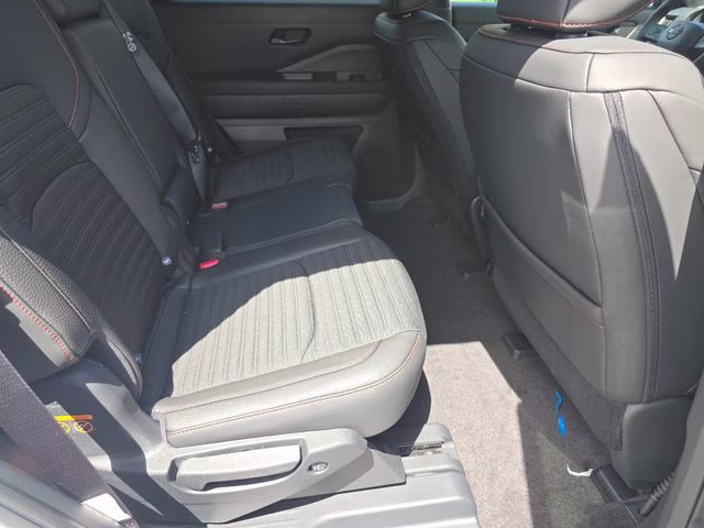 2026 Everest White Pearl/Black Nissan Pathfinder Rock Creek 4X4 SUV