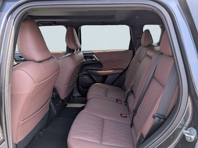2025 Graphite Gray Metallic/Black Roof Mitsubishi Outlander SEL AWD SUV