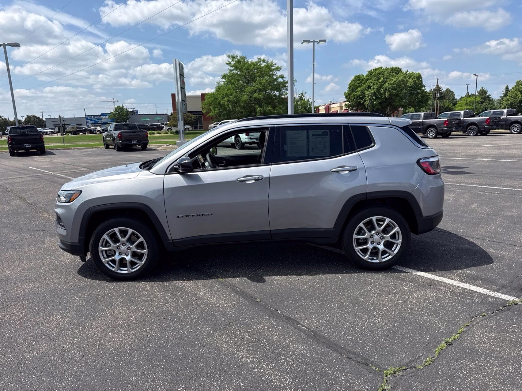 2023 Billet Silver Metallic Clearcoat Jeep Compass Latitude Lux 4X4 SUV