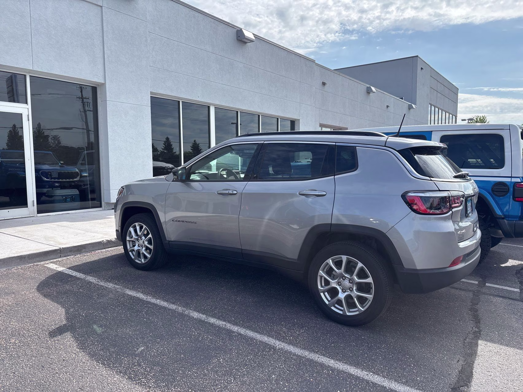 2023 Billet Silver Metallic Clearcoat Jeep Compass Latitude Lux 4X4 SUV
