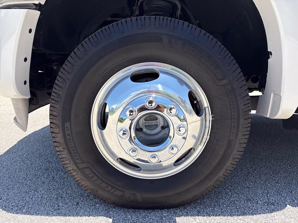2012 White Platinum Clearcoat Metallic Ford Super Duty F-450 DRW Lariat 4X4 Truck
