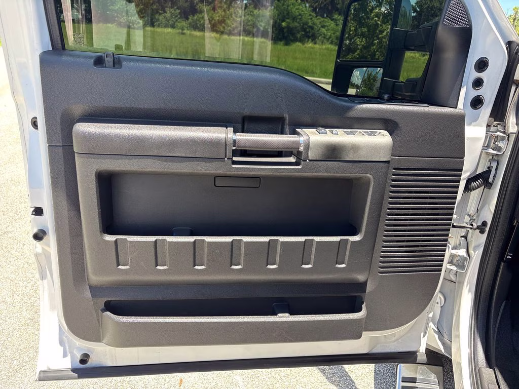 2012 White Platinum Clearcoat Metallic Ford Super Duty F-450 DRW Lariat 4X4 Truck