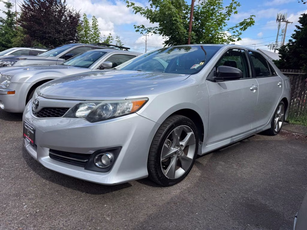 2014 Classic Silver Metallic Toyota Camry SE Sport FWD Sedan