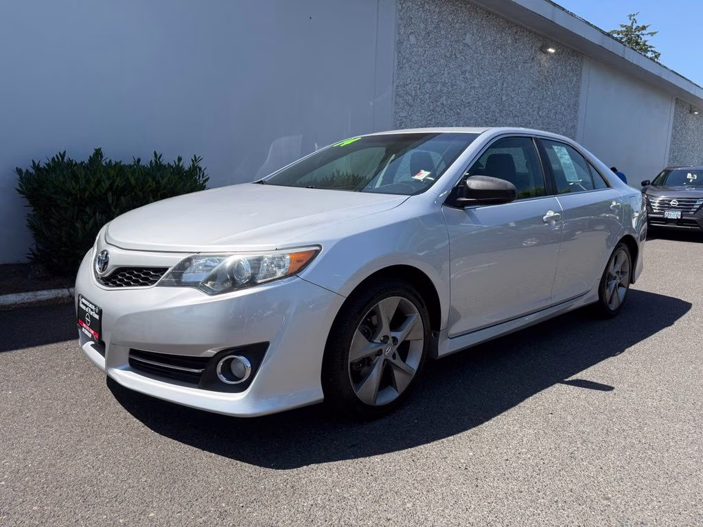 2014 Classic Silver Metallic Toyota Camry SE Sport FWD Sedan