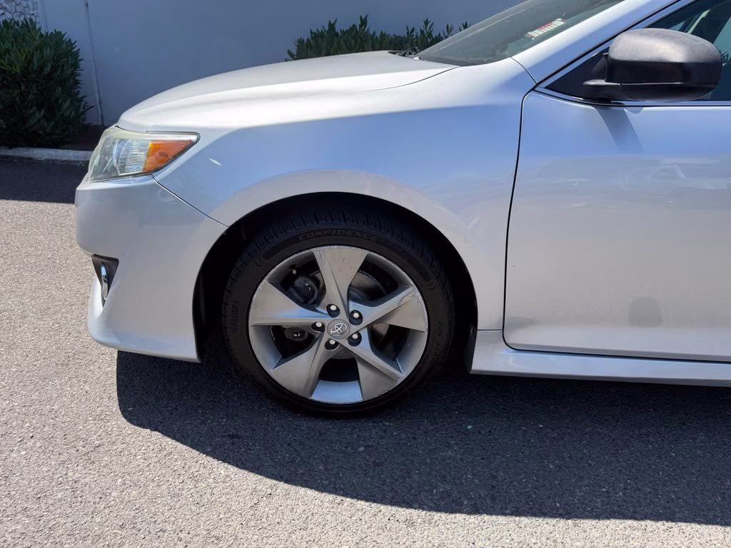 2014 Classic Silver Metallic Toyota Camry SE Sport FWD Sedan