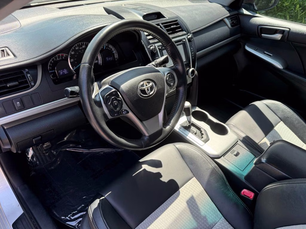 2014 Classic Silver Metallic Toyota Camry SE Sport FWD Sedan