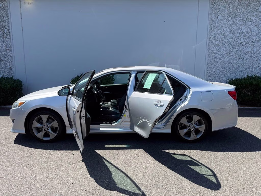 2014 Classic Silver Metallic Toyota Camry SE Sport FWD Sedan