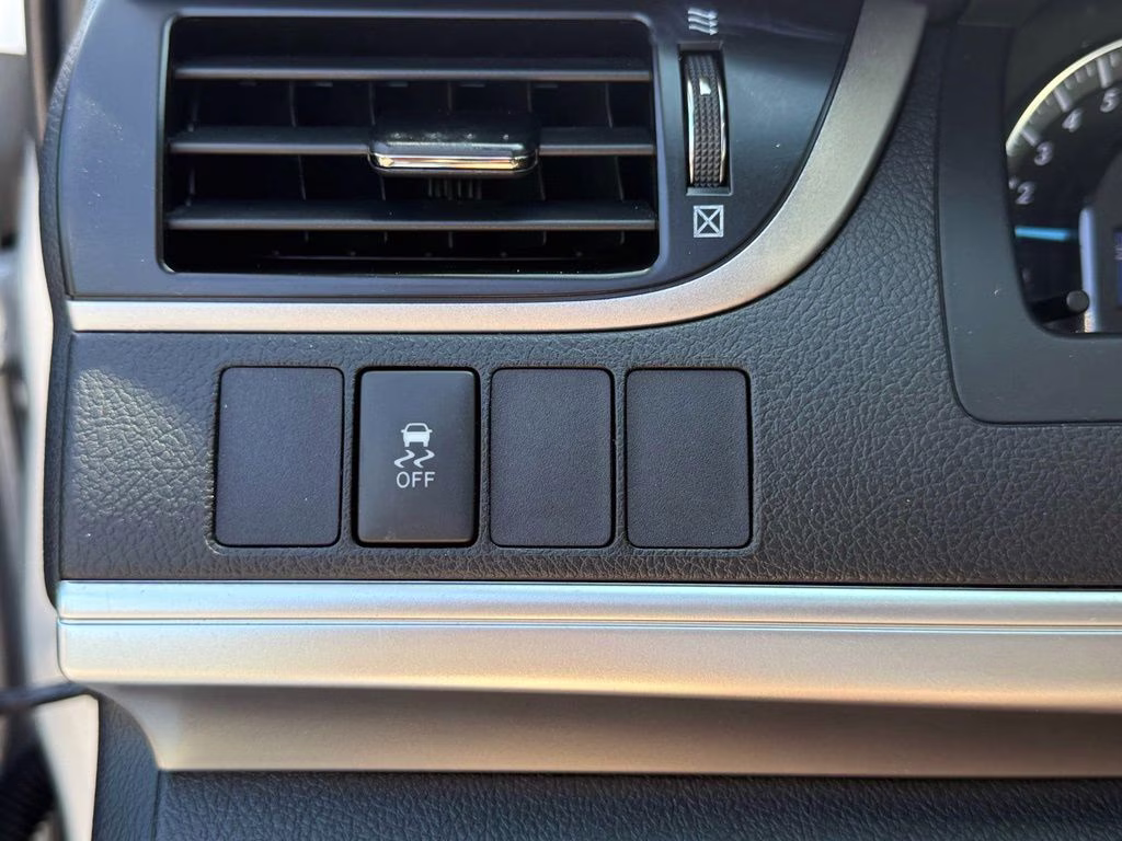 2014 Classic Silver Metallic Toyota Camry SE Sport FWD Sedan