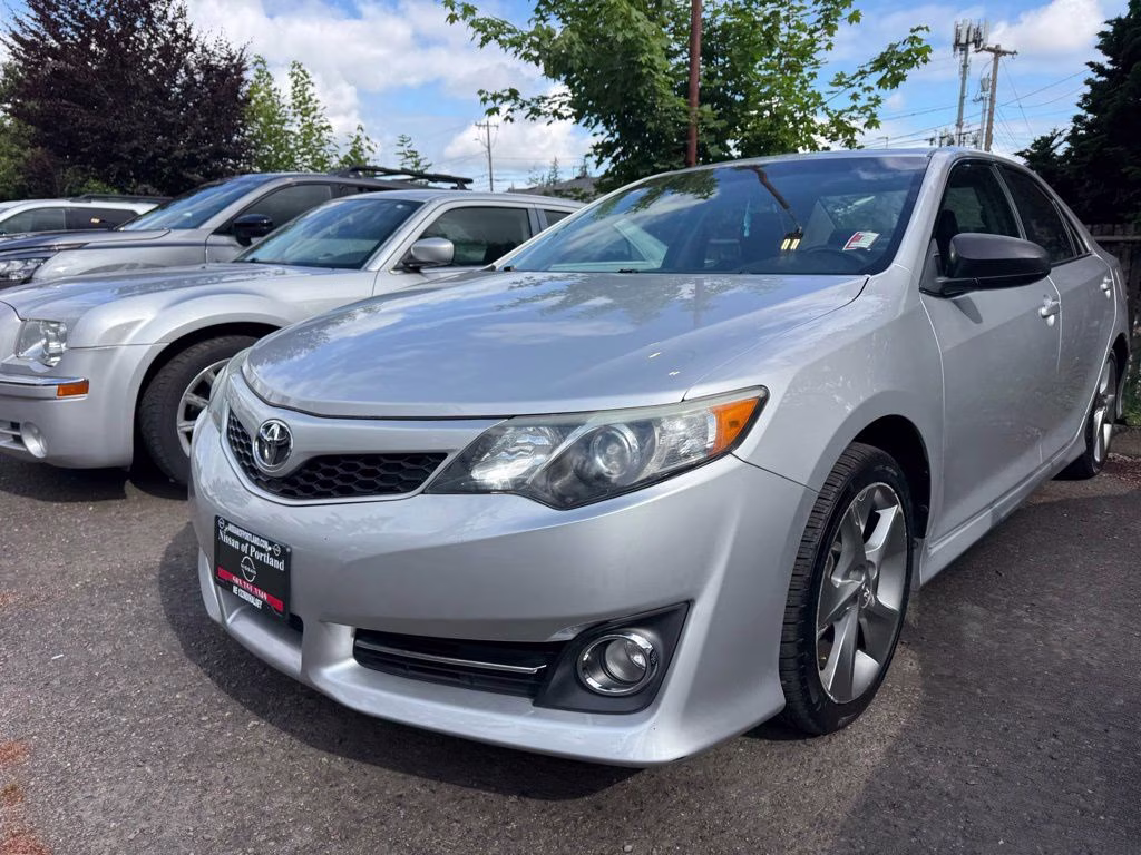 2014 Classic Silver Metallic Toyota Camry SE Sport FWD Sedan