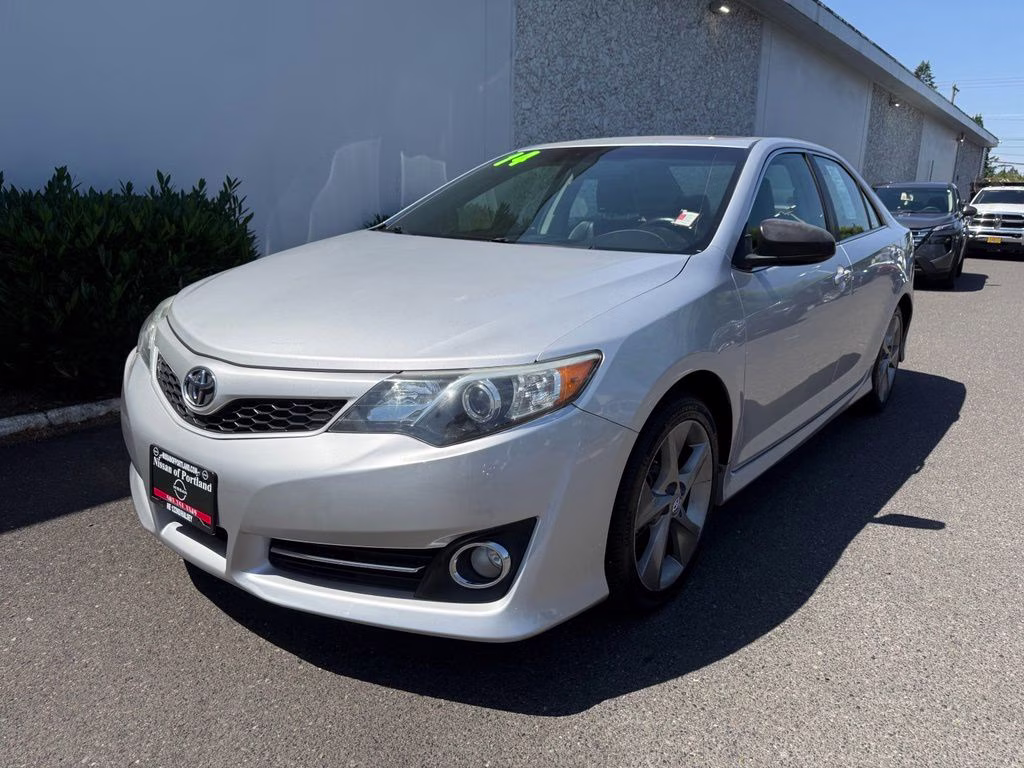 2014 Classic Silver Metallic Toyota Camry SE Sport FWD Sedan