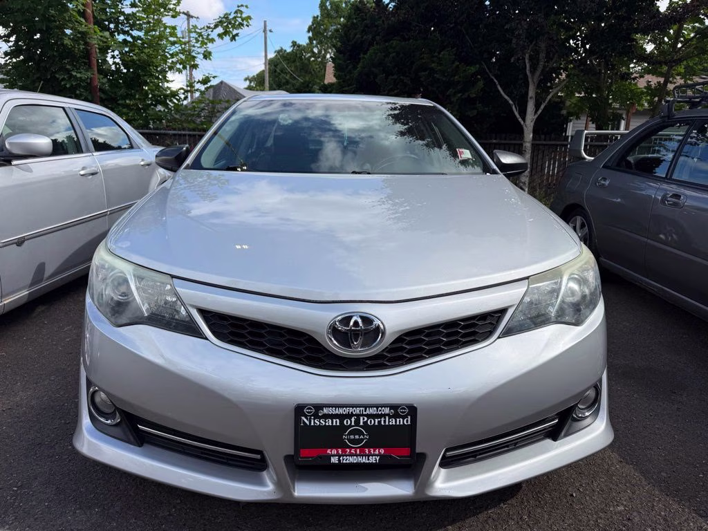 2014 Classic Silver Metallic Toyota Camry SE Sport FWD Sedan