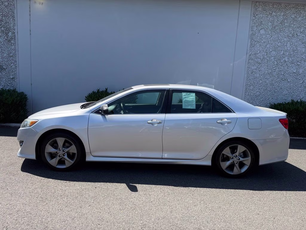 2014 Classic Silver Metallic Toyota Camry SE Sport FWD Sedan