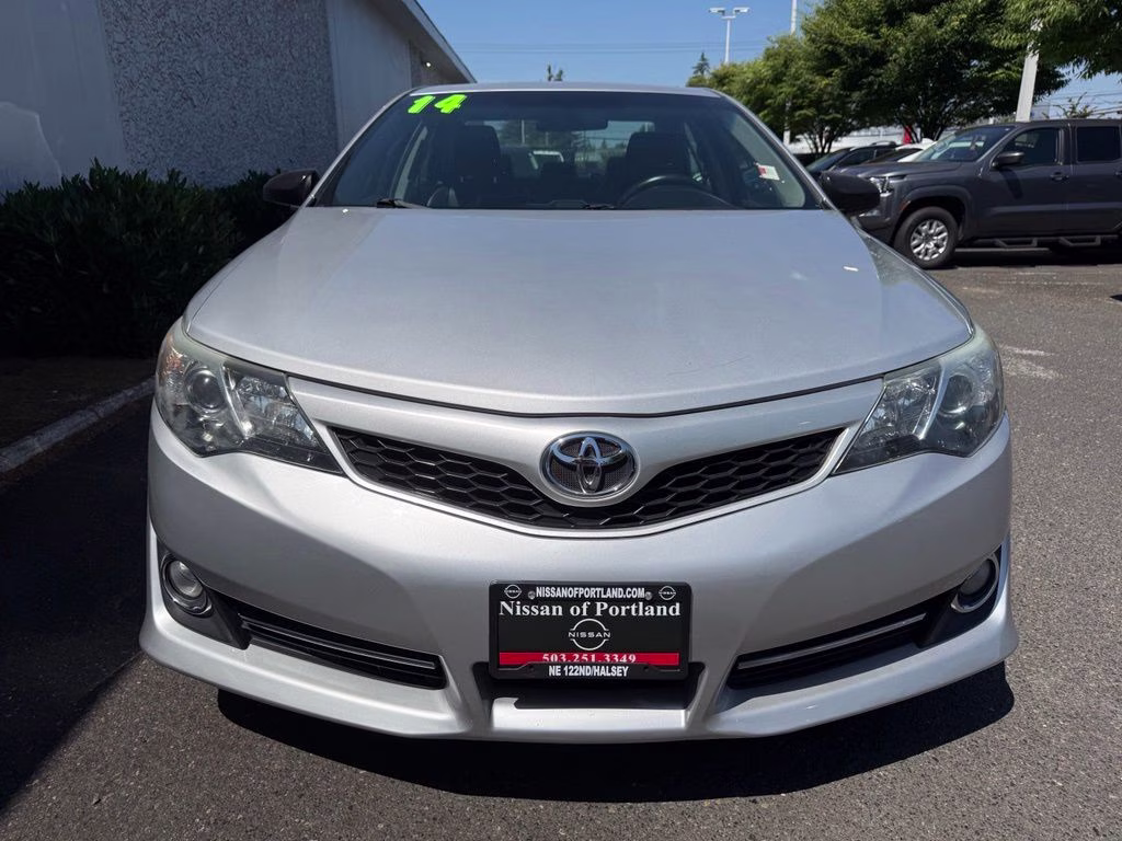 2014 Classic Silver Metallic Toyota Camry SE Sport FWD Sedan