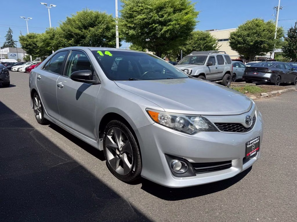 2014 Classic Silver Metallic Toyota Camry SE Sport FWD Sedan